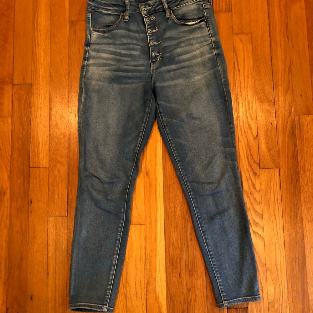 AE Button Up Light Wash Skinny Jean Size 12 Short